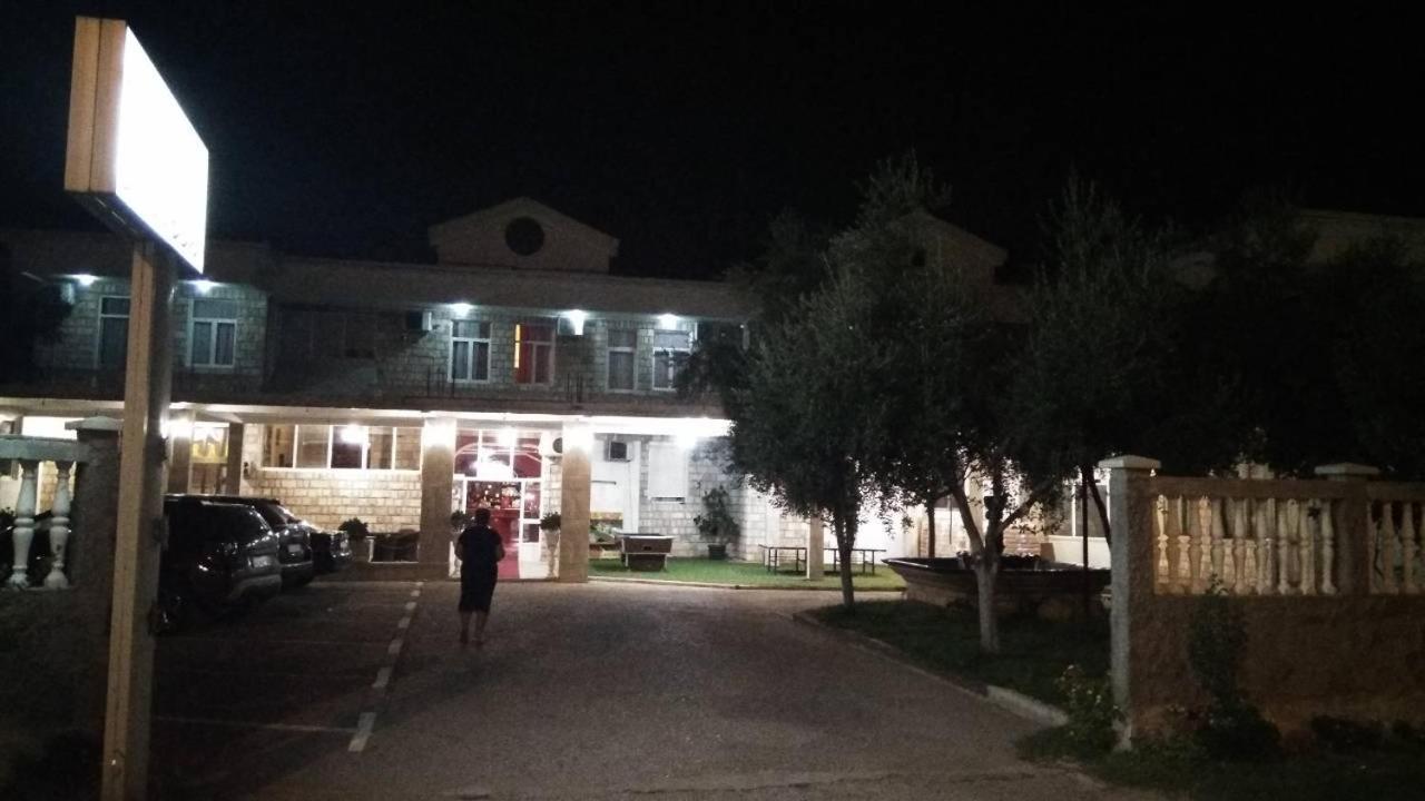 Hotel Lovcen Podgorica Buitenkant foto